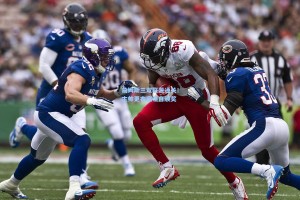 詹姆斯三双联盟通关！主帅更衣室亲自颁奖