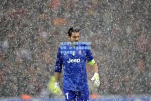 哈兰德不讲理动作引爆全场，防守球员拉都拉不住成焦点