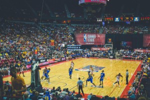 威尔森狂砍62分追平WNBA历史纪录 詹姆斯场边沸腾致敬传奇之夜